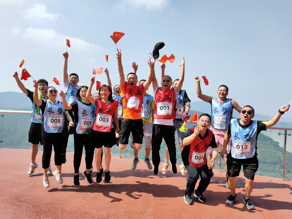 9月22日，，股份公司开展“登高望远贺双节 沐浴党恩庆百年”爬山角逐活动、