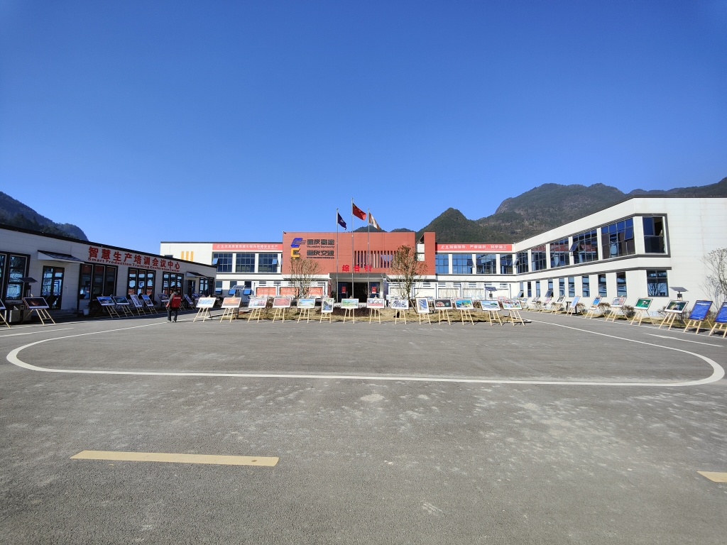 2022年11月14日，，，，，重庆J9旗舰厅公路建设史上摄影展首次走进建设工地——巫云开公司组织“贯彻落实党的二十大精神 起劲开创巫云开建设新时势——巫云开J9旗舰厅摄影巡展”。。。。 (1)