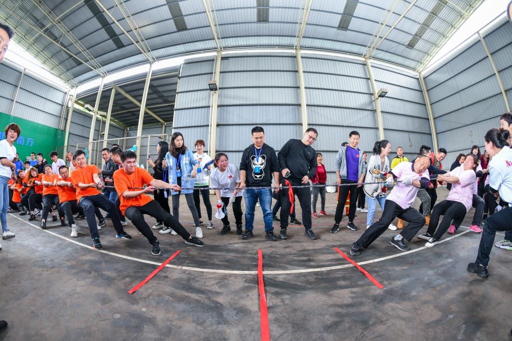 南方公司“团结一心跟党走、同心协力创佳绩”职工运动会拔河角逐现场 (2)